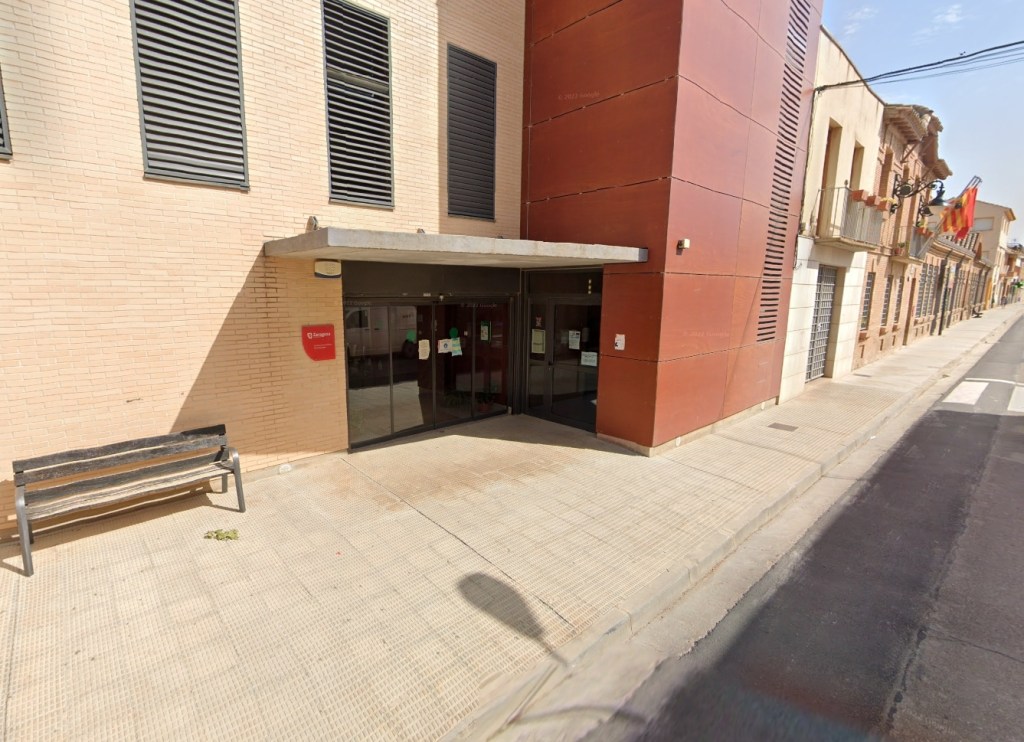 Firma para no quedarnos sin el servicio básico de sanidad: Los vecinos de Monzalbarba se unen para reclamar un sustituto para el médico designado en el barrio