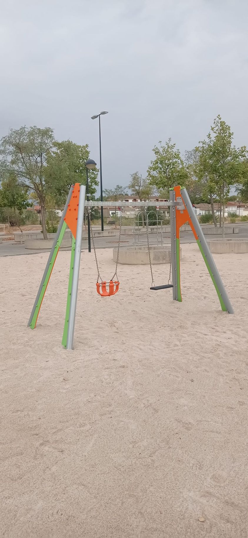 Un columpio y cambio de arena, el «mantenimiento» que el Ayto. de Zaragoza da a nuestro «parque infantil» tras casi una década