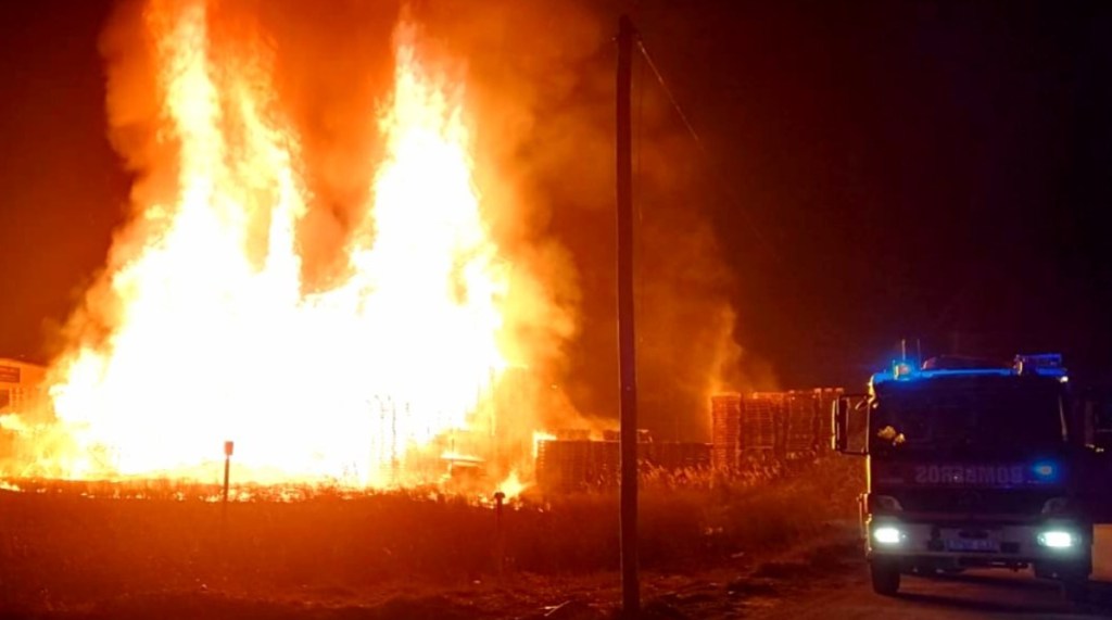Segundo incendio en un almacén de palés en la carretera de Logroño causa graves daños materiales entre Monzalbarba y&nbsp;Utebo