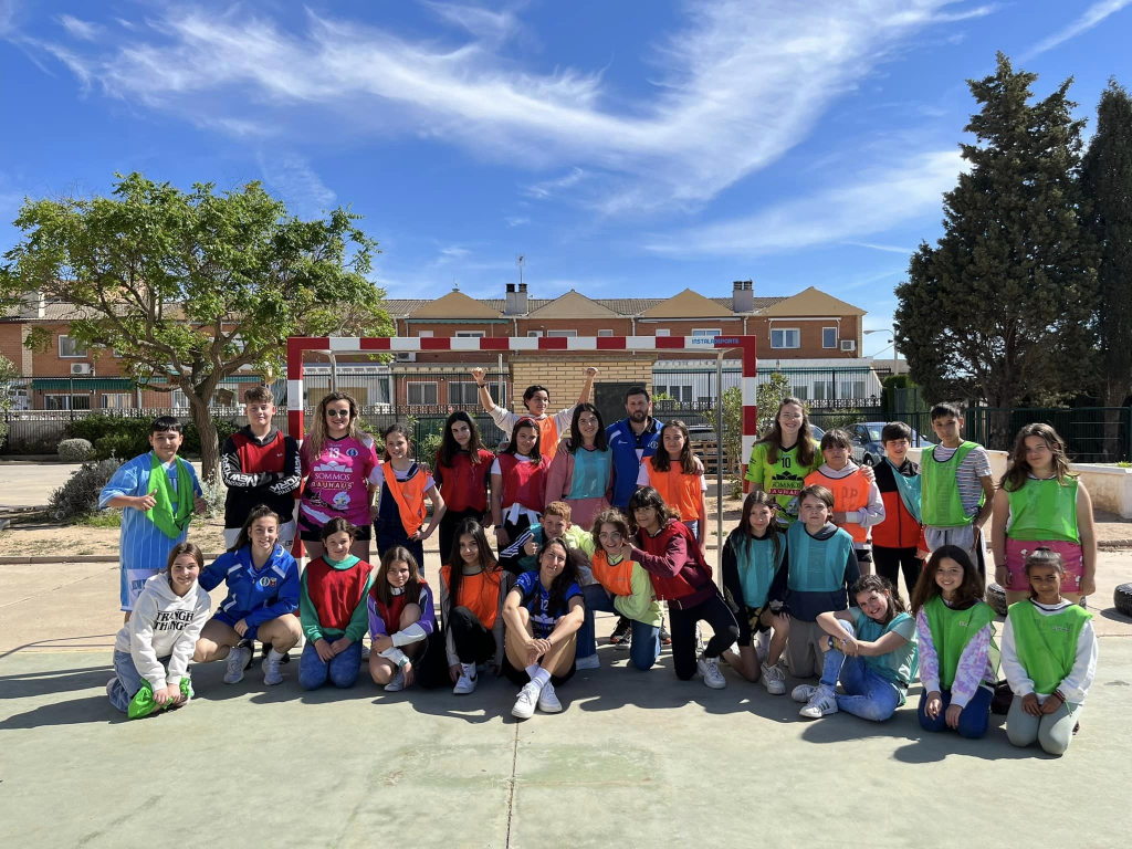 Alumnado de Educación Primaria recibe la visita del Equipo Nacional de fútbol sala femenino «Intersala10» y aprende valores positivos del&nbsp;deporte