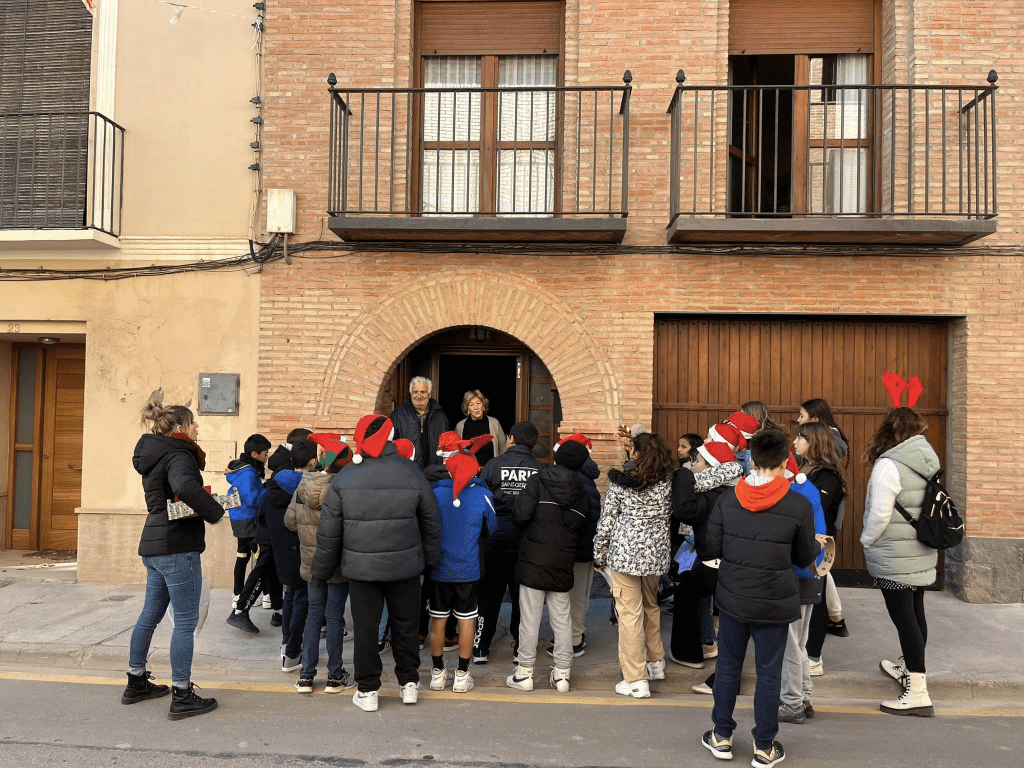 El alumnado de 5º y 6º de E.P. sale a cantar villancicos a las personas mayores del&nbsp;barrio