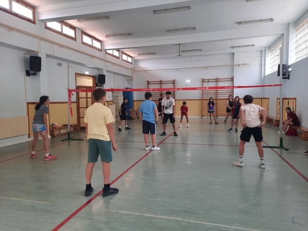 El alumnado de 5º y 6º, los mayores del cole, han recibido hoy una clase práctica de voleibol por parte de entrenadoras especializadas pertenecientes al “club voleibol inter” de&nbsp;garrapinillos